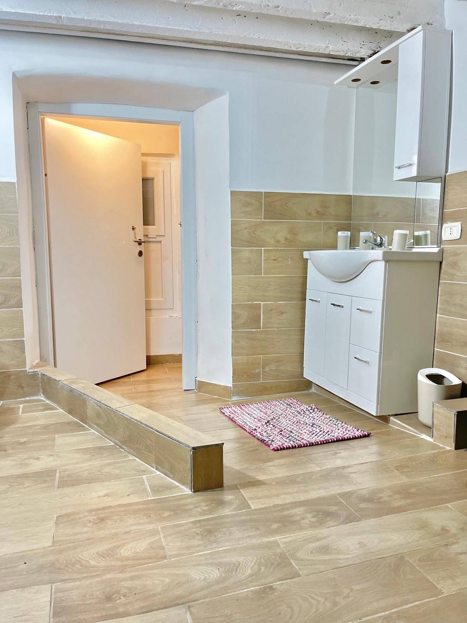 Genova Centro Affittacamere- Bagno In Comune ภายนอก รูปภาพ