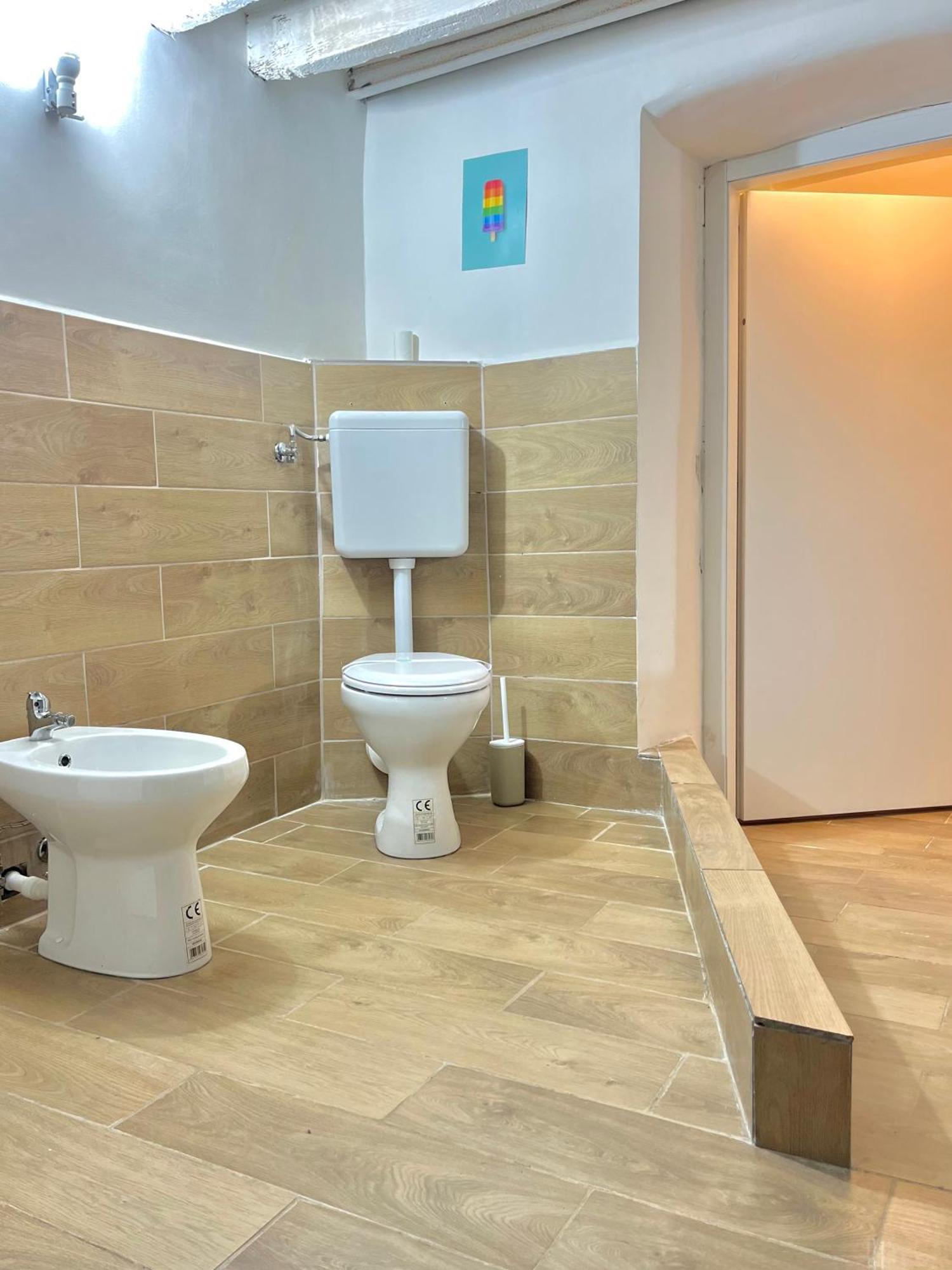 Genova Centro Affittacamere- Bagno In Comune ภายนอก รูปภาพ
