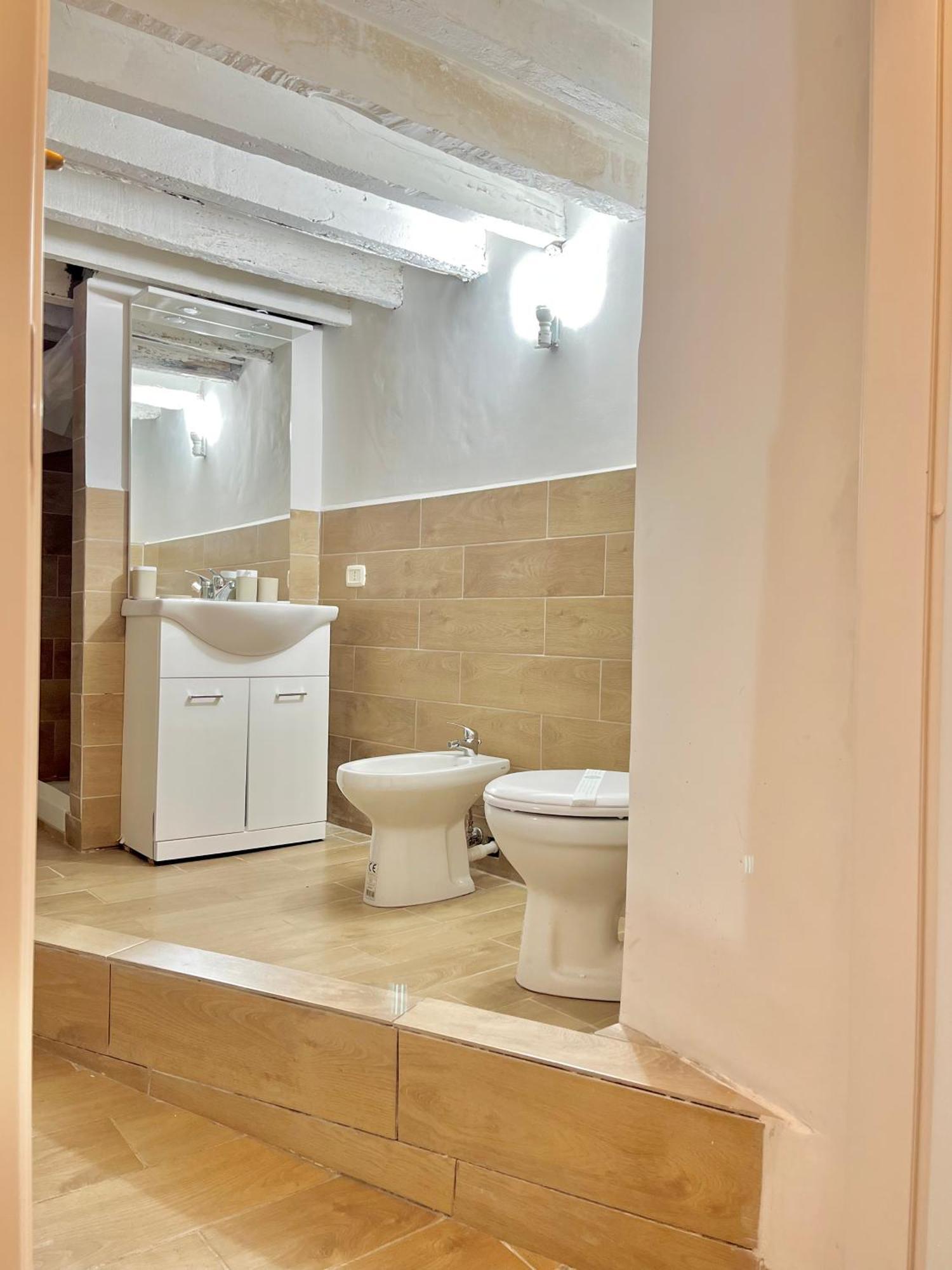Genova Centro Affittacamere- Bagno In Comune ภายนอก รูปภาพ